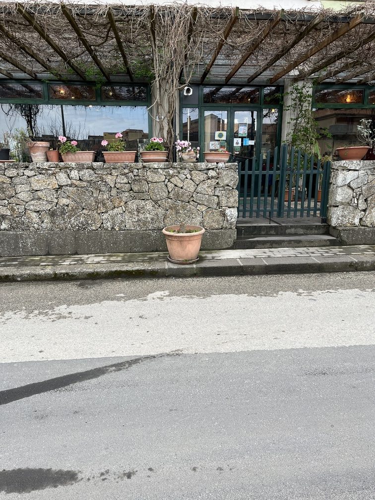 Ingresso su strada del Ristorante - Via Piersanti Mattarella n. 37 Buccheri (SR)